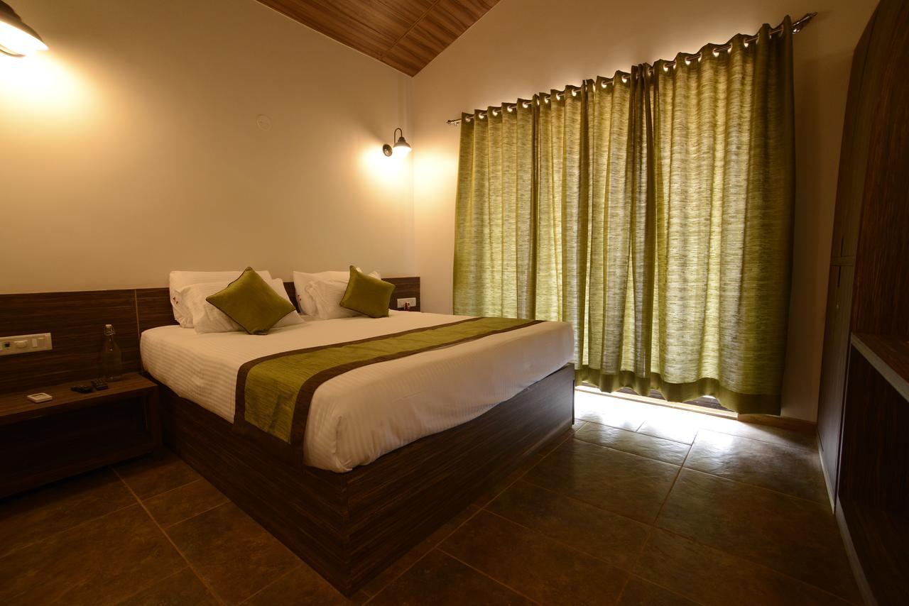 Feet Up Amaranth Resort Dāpoli Esterno foto